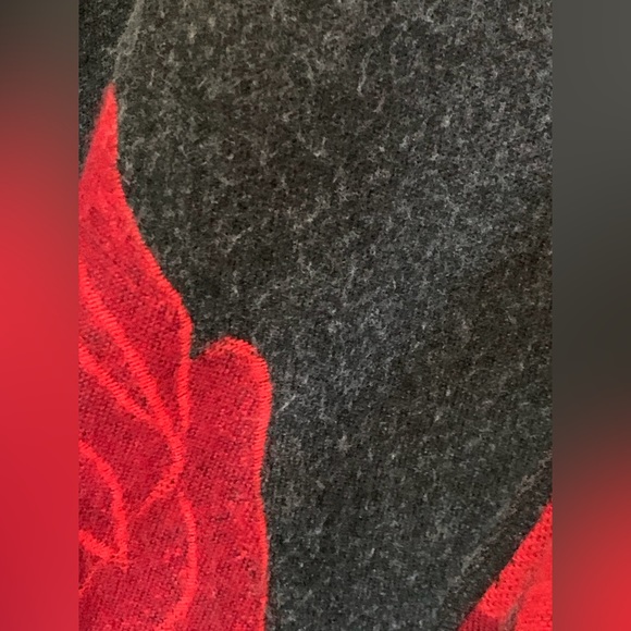 BEAUTIFUL REVERSIBLE ROSE DESIGN FRINGED CAPE PANCHO SHAWL - Picture 6 of 12